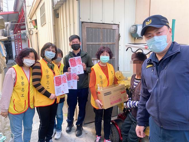 翁子所副所长潘维政带领同仁及志工慰问弱势民眾。（丰原警分局提供／陈淑娥台中传真）