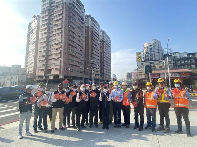台中市建设局长陈大田视察五权路开通工程。（卢金足摄）