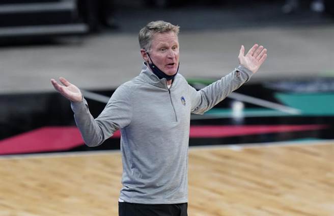 勇士總教練科爾執教生涯第500場例行賽，拿下350勝，追上前輩紀錄。(美聯社)