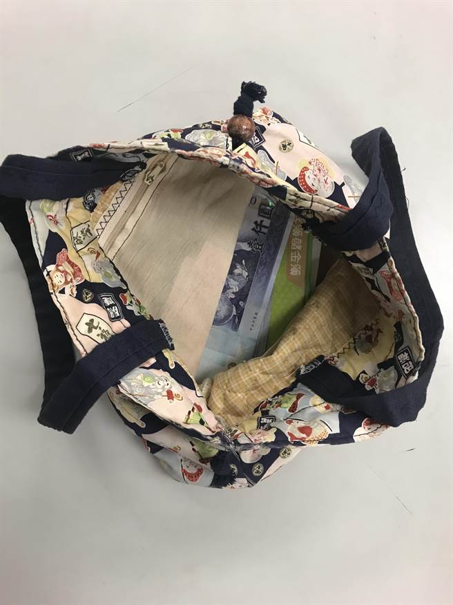 新北市永和警分局警員協助周姓婦人找回遺失的手提包。（永和警分局提供）