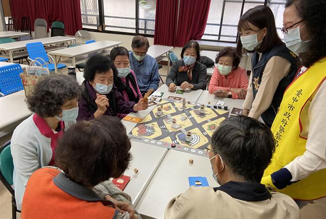 强化长者诈骗防阻意识，中市警局雾峰分局今年持续的社区，陪长辈们玩「诈骗防卫队」桌游。（雾峰分局提供／黄国峰台中传真）