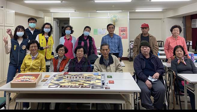 玩过「诈骗防卫队」桌游，长辈们都说要劝「执迷不悟」的被害人回头，还真的是不简单，异口同声表示要牢记这些防诈知识。（雾峰分局提供／黄国峰台中传真）