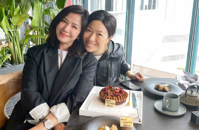 锺楚红近日和好友提前庆生。（图／翻摄自锺楚红Cherie微博）