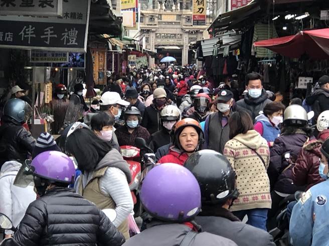 春节连假首日，金门各地传统市场出现採购人潮。（李金生摄）
