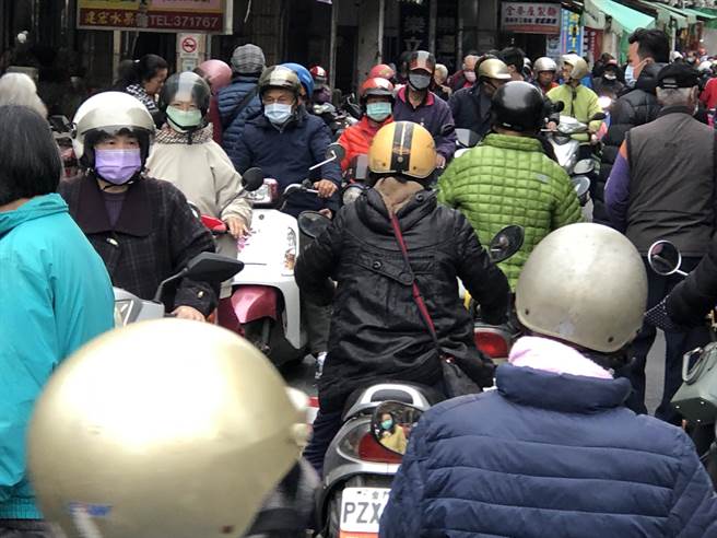 春节连假首日，金门各地传统市场出现採购人潮。（李金生摄）