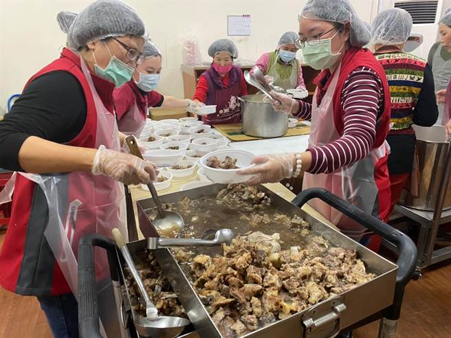 老五老基金会10日将新鲜现做、热呼呼的年菜送给近1000位长辈。（陈淑娥摄）