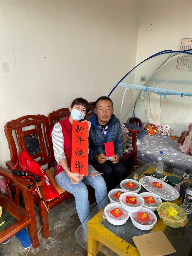 老五老基金会10日将新鲜现做、热呼呼的年菜送给近1000位长辈。（陈淑娥摄）