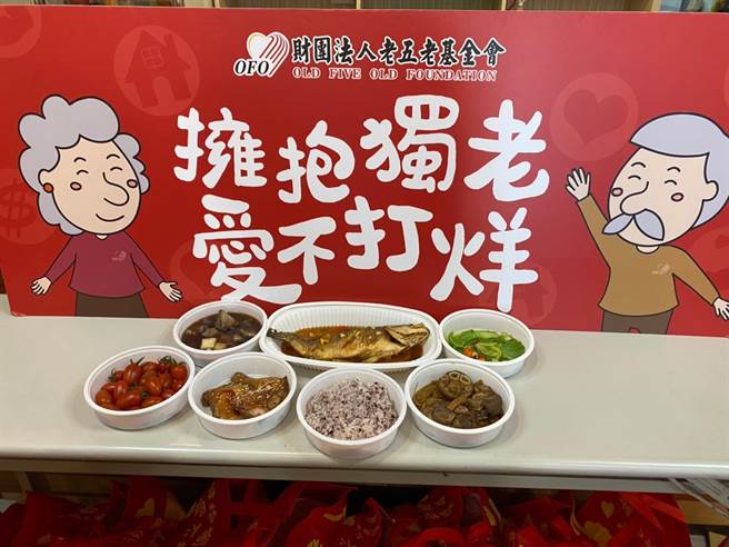 老五老基金会10日将新鲜现做、热呼呼的年菜送给近1000位长辈。（陈淑娥摄）