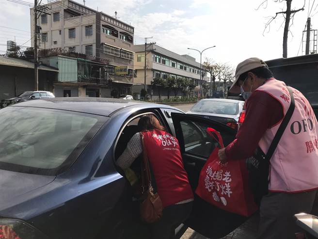 老五老基金会10日将新鲜现做、热呼呼的年菜送给近1000位长辈。（陈淑娥摄）