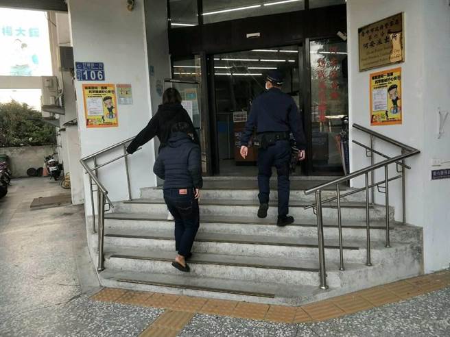 警方在最快的时间16个小时内寻回离家少女，并带返派出所通知家属领回。（民眾提供／卢金足台中传真）
