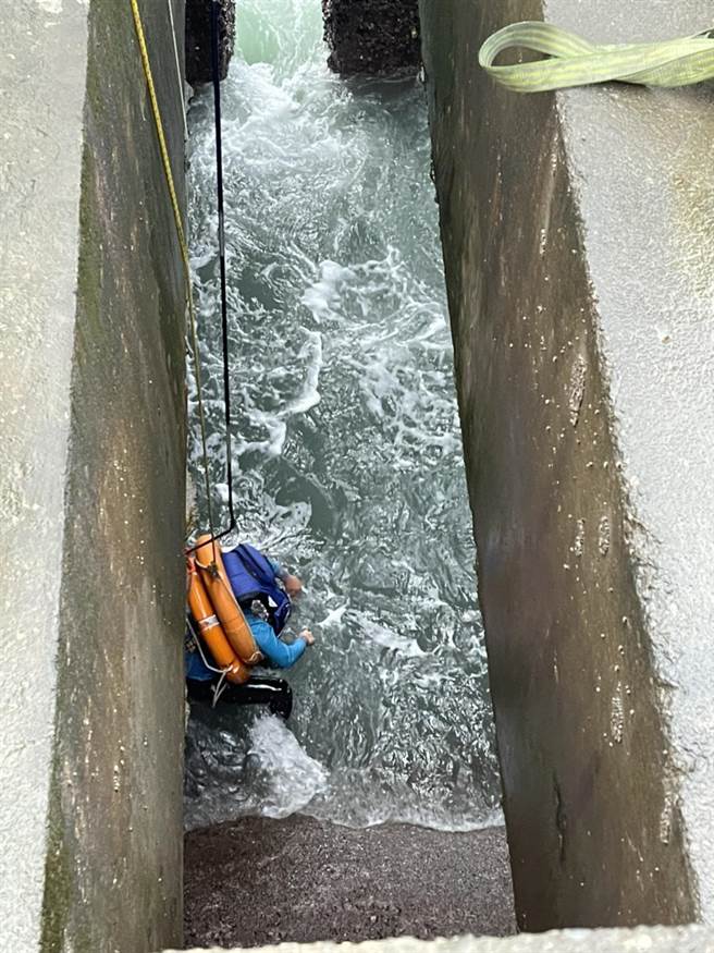 海巡、警、消抵达现场将受困男子救出。（海巡署中部分署第三岸巡队提供／陈淑娥台中传真）