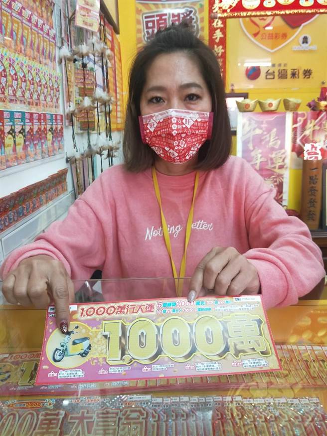 老闆娘羅德蓮力薦刮刮樂「1000萬行大運」，讓運將幸運刮中100萬元。（陳淑娥攝）