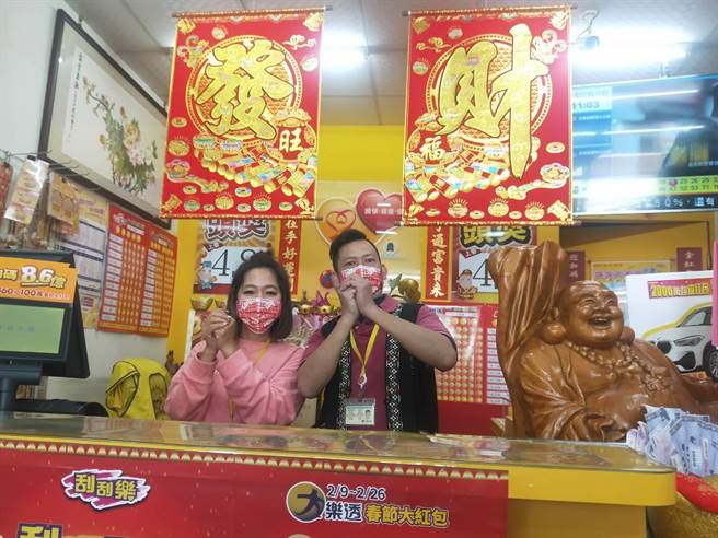 店內「發」「財」巨型捲軸，更是店裡的重點特色。（陳淑娥攝）