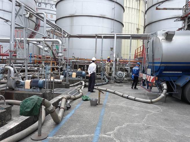 高市劳工局及劳检处于春节假期中持续实施春安劳动检查，强调工安不打烊。（高市劳工局提供／柯宗纬高雄传真）