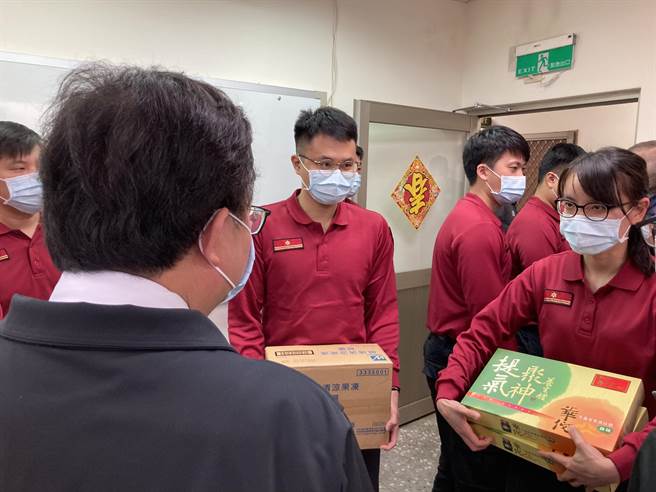 蘆竹消防分隊1月執行新冠肺炎勤務量冠全桃，桃園市長鄭文燦特別前往慰問。(蔡依珍攝)