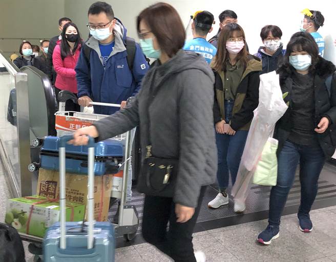 外岛金门涌现返乡人潮，今天小年夜入境旅客估约6000人。（李金生摄）