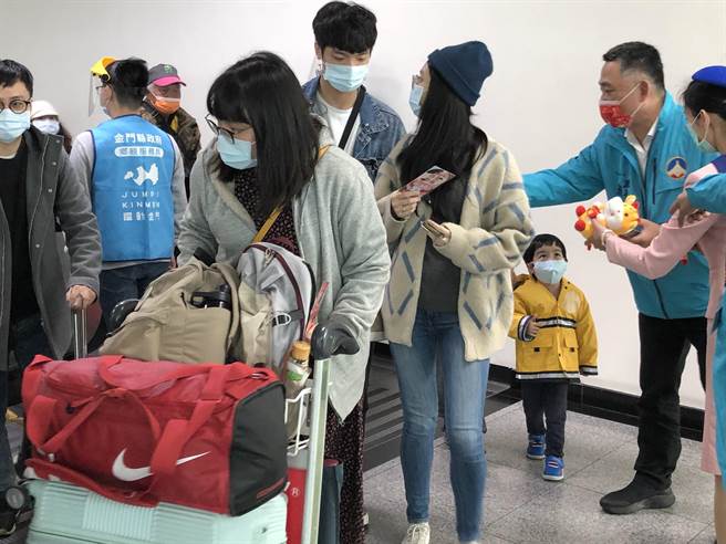 金门县长杨镇浯迎接乡亲回家团圆，场面温馨热闹。（李金生摄）