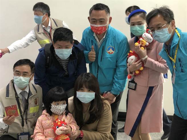 金门县长杨镇浯偕金门航空站主任洪念慈迎接乡亲回家团圆，场面温馨热闹。（李金生摄）