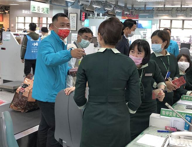 杨镇浯县长慰勉机场工作人员的辛劳。（李金生摄）