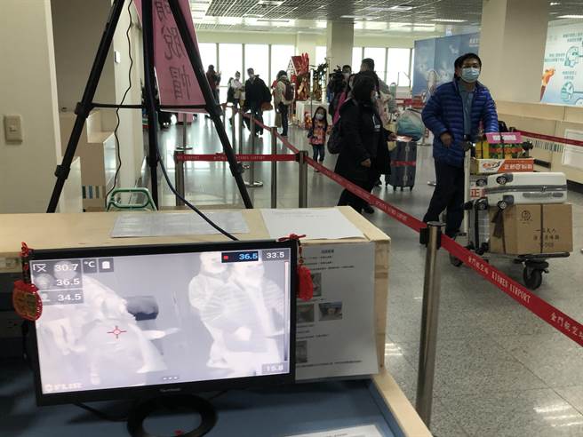 尚义机场启动体温监测仪，做好第一线防疫把关工作。（李金生摄）