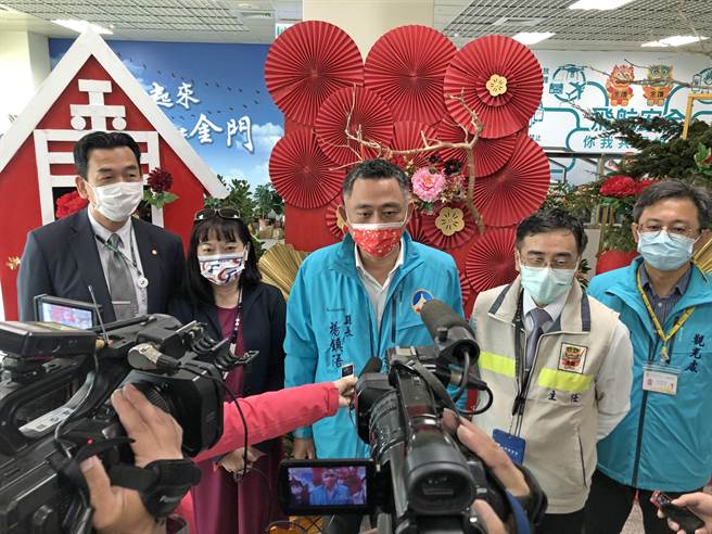 杨镇浯县长感谢华信、立荣全力疏运，期待今年春运顺畅完成。（李金生摄）