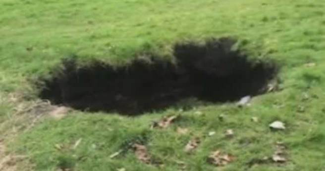 英國一處公園突然塌陷，出現一個神祕的巨坑。（圖／翻攝自Shirley Hand FB）
