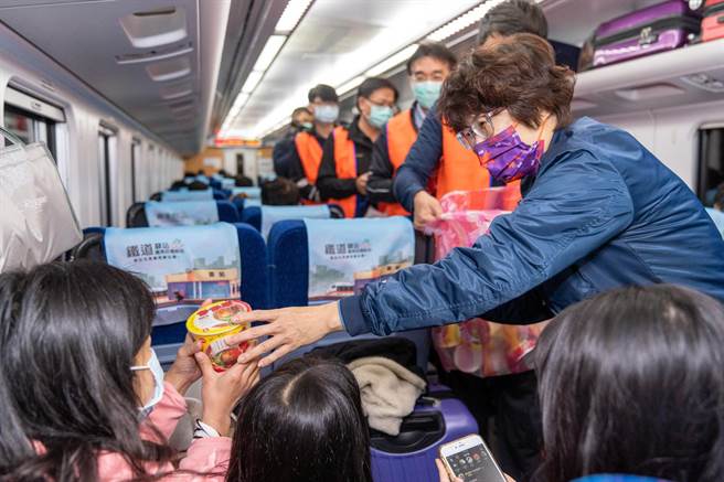台東縣長饒慶鈴9日晚間到池上站，陪鄉親搭首發返鄉專車，並致贈紅藜泡麵及紅包袋。（台東縣政府提供／莊哲權台東傳真）