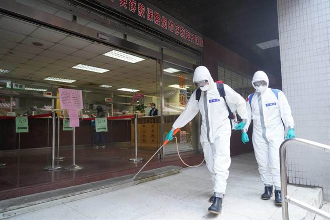 桃768校开学前完成消毒，消毒大队每人最高奖5000礼券。(环保局提供／蔡依珍桃园传真)