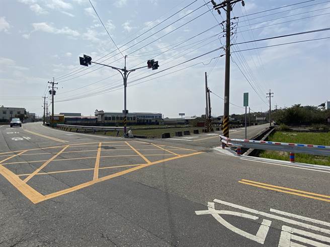 苑里镇苗47线西往东的车辆一出涵洞，行驶S型道路中，常忽略社柑3路路口的来车。（巫静婷摄）