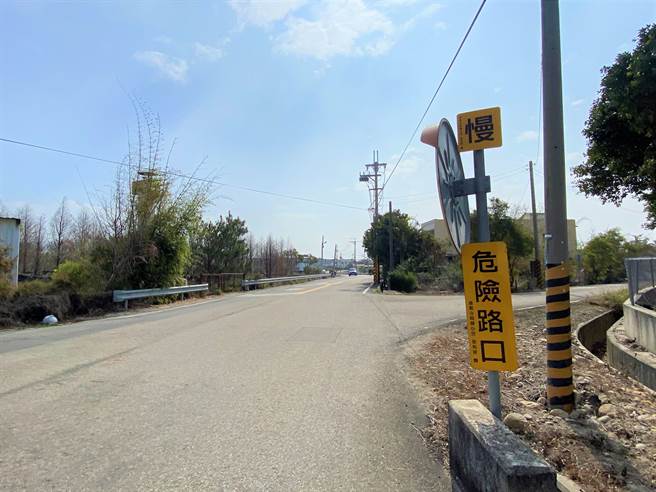 通霄警分局在苗47线与社柑3路路口前涵洞出口加装危险路口告示牌，不过民眾认为遏止车祸的效果有限。（巫静婷摄）