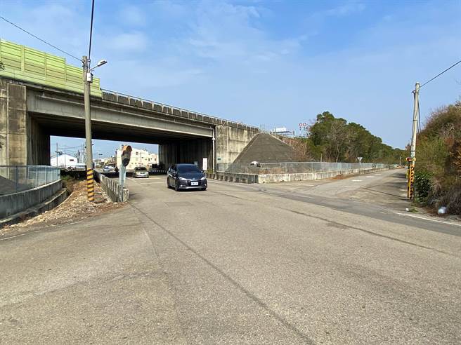 苑里镇苗47线西往东的车辆一出涵洞，就会遇到1路口与S型道路，车辆多半会注意第一个路口，而忽略S型道路还有1路口。（巫静婷摄）