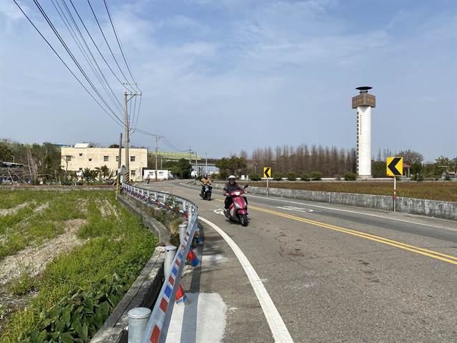 苑里镇苗47线西往东的车辆一出涵洞，就会遇到1路口与S型道路，路旁护栏常因车祸擦撞损毁。（巫静婷摄）