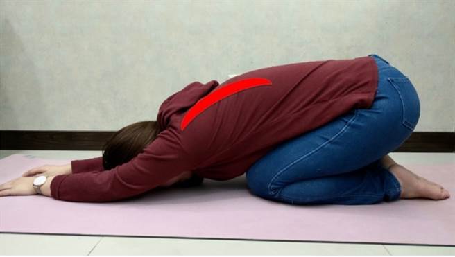 消除上背酸痛伸展运动。(图/恩主公医院提供)