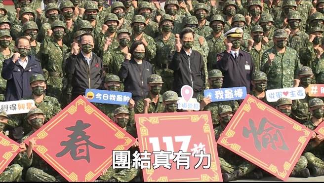 农历春节谈话   总统：盼全球早日恢復正常，民主不完整，但不放弃。（总统府提供）