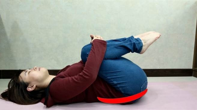 消除下背酸痛伸展运动。(图/恩主公医院提供)