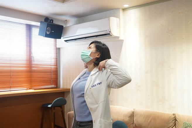 双手比讚伸直，呈现手指朝上的方向，双臂向后弯，挺胸和抬头，放松肩胛部分。(图余雅雯提供)