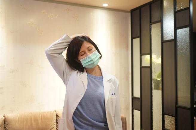 挺起腰杆，左手自然垂放抓着椅缘稳定身体，右手绕过头部，轻轻将头往右侧弯曲，拉伸颈部肌肉。(图余雅雯提供)