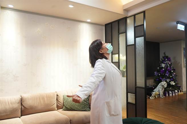 双手向前伸，将手放在双肩上，定点于肩上，向后旋转，同时抬头。(图余雅雯提供)