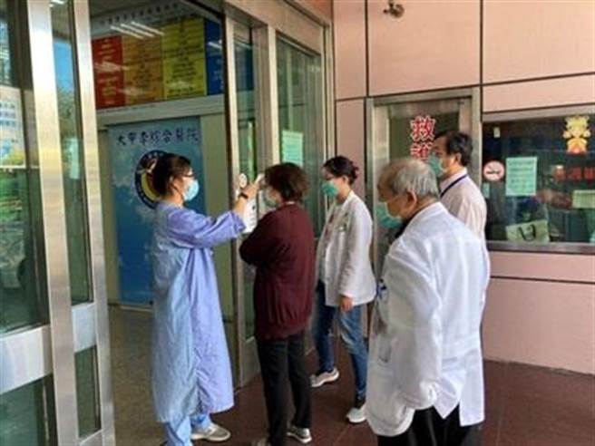 台中市政府配合中央流行疫情指挥中心政策，宣布10日起台中市医院恢復探病。（台中市卫生局提供／张妍溱台中传真）