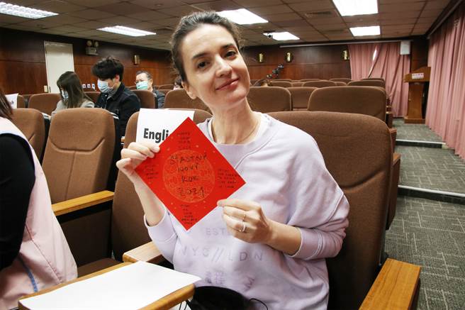 来自斯洛伐克的Liza并分享以其母语发音「Happy new year」春联。(移民署提供)