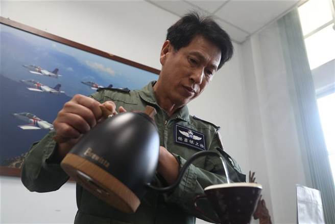 「品尝手中的咖啡，就像品味人生一样，细细啜饮后才能回甘；生命也是如此，唯有仔细观察体会，才会有不同的人生领悟。」这是空军官校飞安中心主任杨肃祺上校在教育工作上的心得。(青年日报提供)