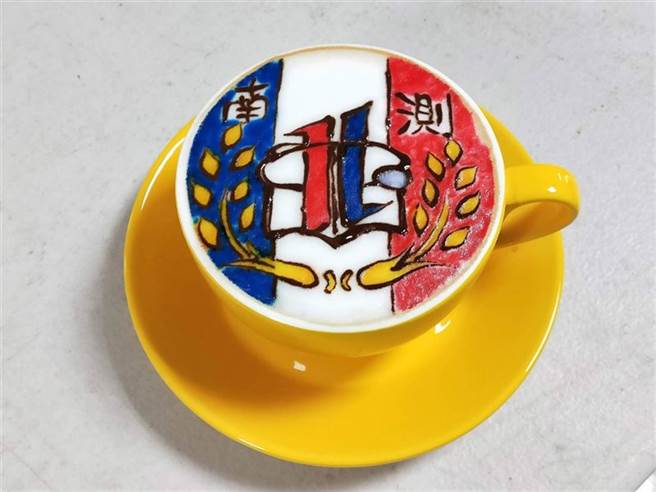 杨肃祺在陆军南测中心指导冲泡咖啡，也用彩绘拉花技术拉出南测中心精神象徵。(青年日报提供)