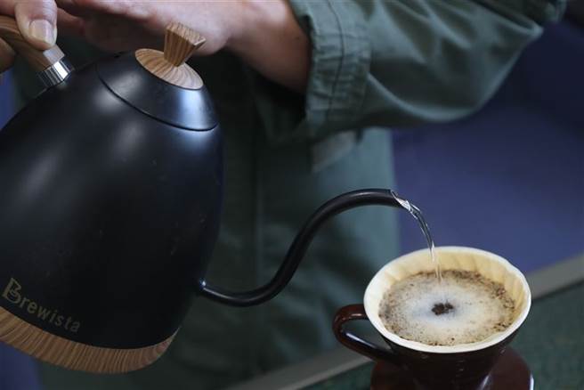 杨肃祺也将咖啡哲学融入教学中，让学员藉此缓和情绪。(青年日报提供)