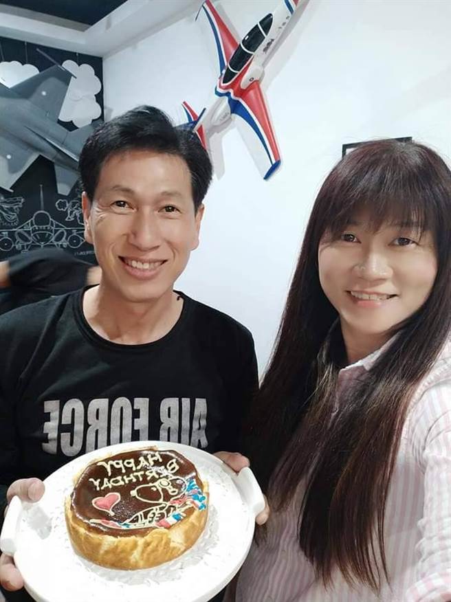 杨肃祺与浑身充满艺术气息的美丽妻子，互相钻研咖啡立体拉花。(戴志扬翻摄)