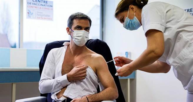 法國衛生部長維宏在接種疫苗時的畫面曝光，引起許多網友討論。（圖／達志／路透社）