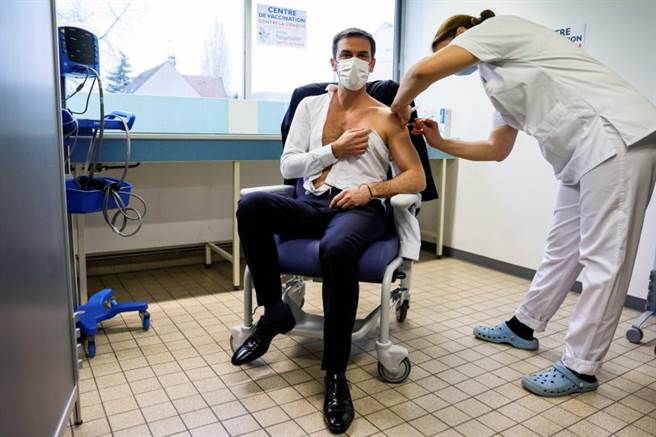 法国卫生部长维宏在接种疫苗时的画面曝光，引起许多网友讨论。（图／达志／路透社）