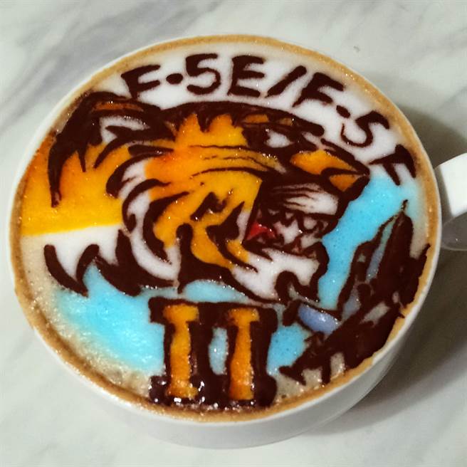 郑雅慧将空军F-5E战机的虎头队徽，幻化成咖啡杯中栩栩如生的空军精神。(戴志扬翻摄)