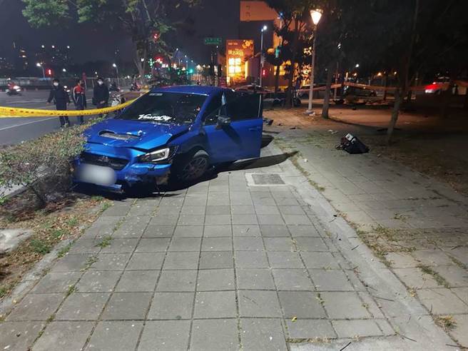 三民區晚間7時許發生一起重大車禍，28歲黃姓男子駕駛藍色自小客車從九如陸橋下橋後，行經中庸街口，疑似為了閃避對向準備左轉的遊覽車，失控撞向在待轉格中停紅燈的59歲許姓女子，人車噴飛數十公尺。（翻攝畫面／洪浩軒高雄傳真）