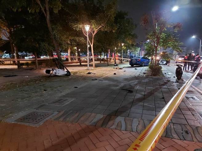 三民區晚間7時許發生一起重大車禍，28歲黃姓男子駕駛藍色自小客車從九如陸橋下橋後，行經中庸街口，疑似為了閃避對向準備左轉的遊覽車，失控撞向在待轉格中停紅燈的59歲許姓女子，人車噴飛數十公尺。（翻攝畫面／洪浩軒高雄傳真）