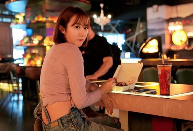 人氣網美唐明翎最近自曝大學時期悲慘經驗，搭捷運遭西裝男下體頂撞。(圖/ 摘自小精翎 唐明翎臉書)